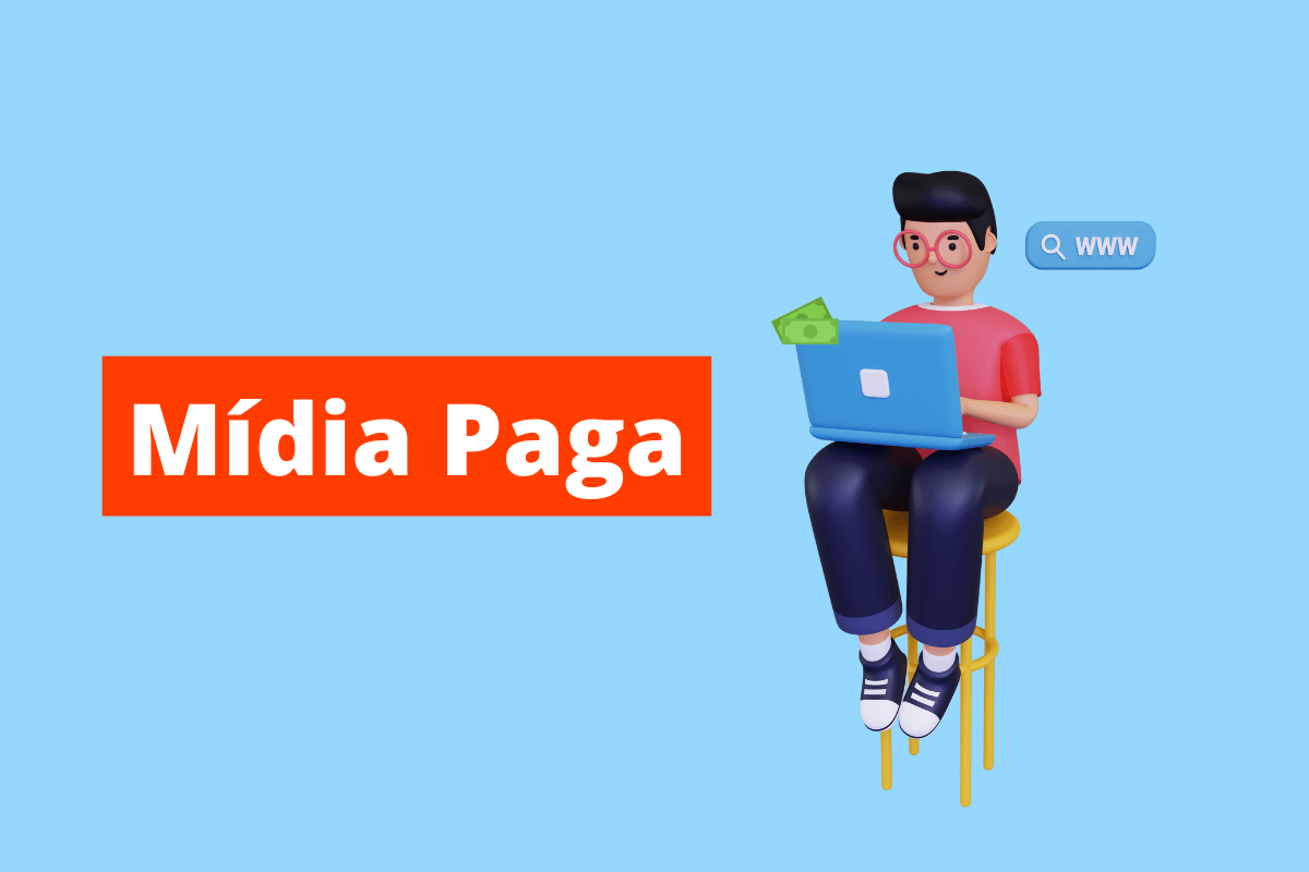 pessoa sentada em uma banqueta, trabalhando com um laptop no colo. O fundo da imagem é azul e tem-se escrito Mídia paga