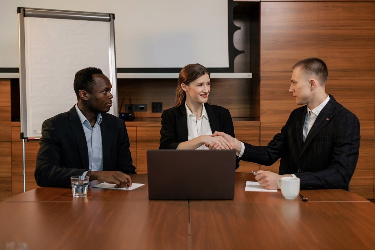 pessoas trabalhando em reunião: objeções de venda pessoas em uma mesa de reunião, trabalhando e conversando