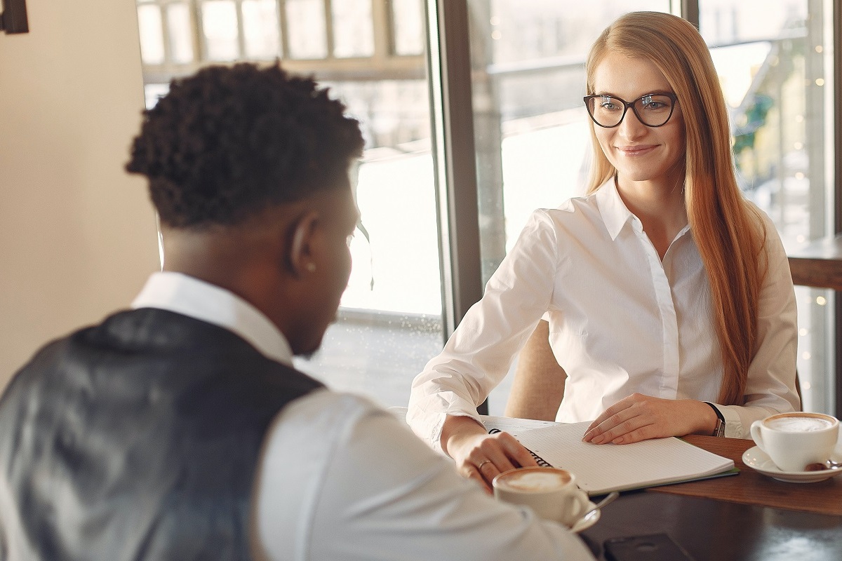 pessoas no trabalho: objeções de venda homem e mulher no trabalho, conversando enquanto tomam um café