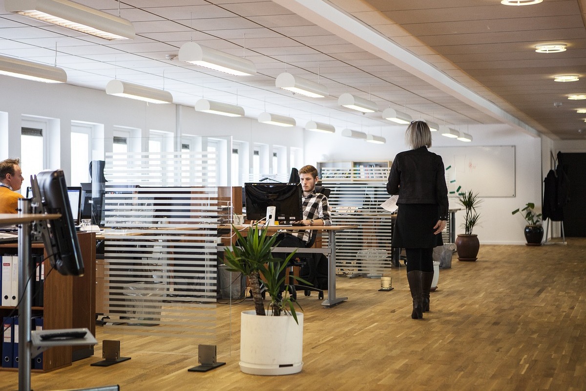 pessoas trabalhando em um escritório: publicidade imagem de um escritório moderno com várias mesas e pessoas trabalhando ao mesmo tempo