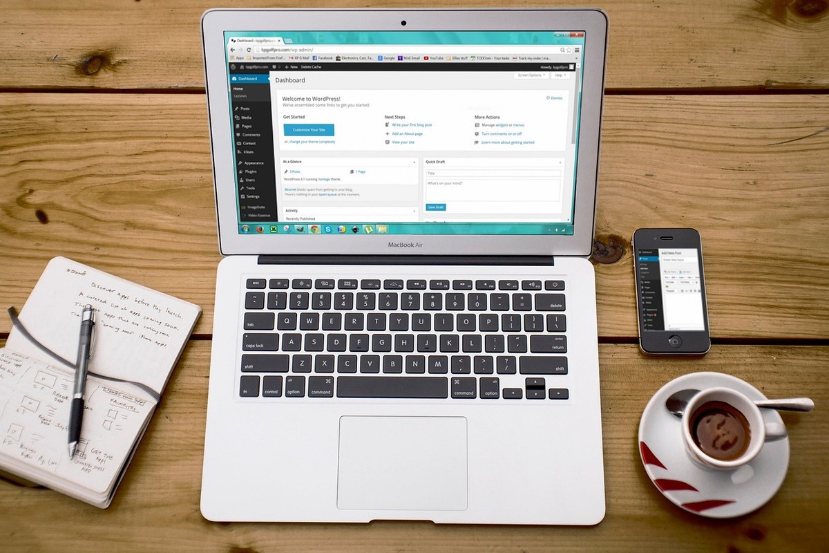 notebook na mesa: publicidade imagem de um laptop em cima da mesa, com uma xícara de café e um caderno