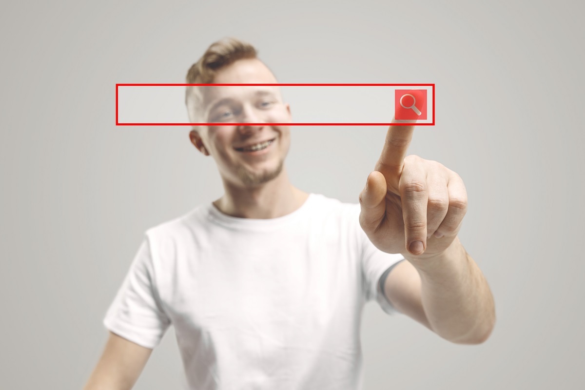 barra de pesquisa: rich snippets homem apontando para uma ilustração de barra de pesquisa no centro da imagem