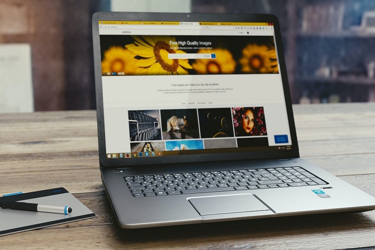 notebook: seo técnico imagem de um notebook ligado, em cima da mesa