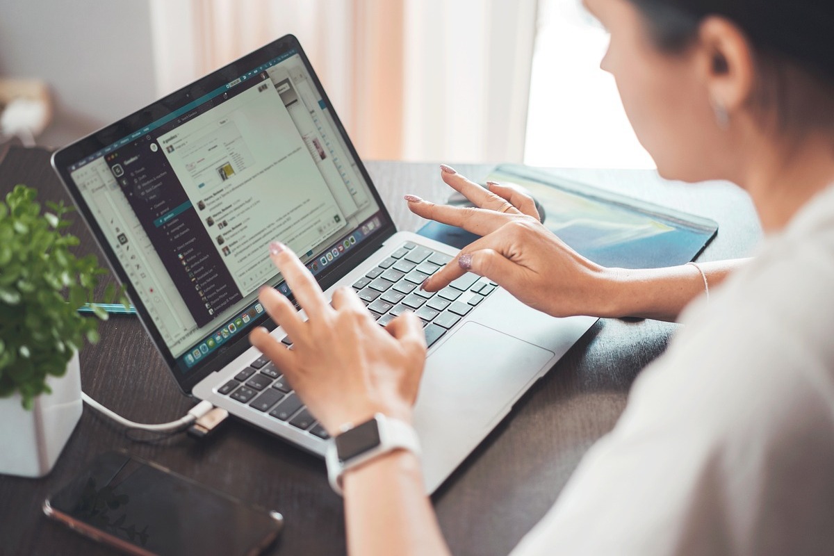 mulher trabalhando no laptop: whatsapp business pessoa sentada, trabalhando no notebook