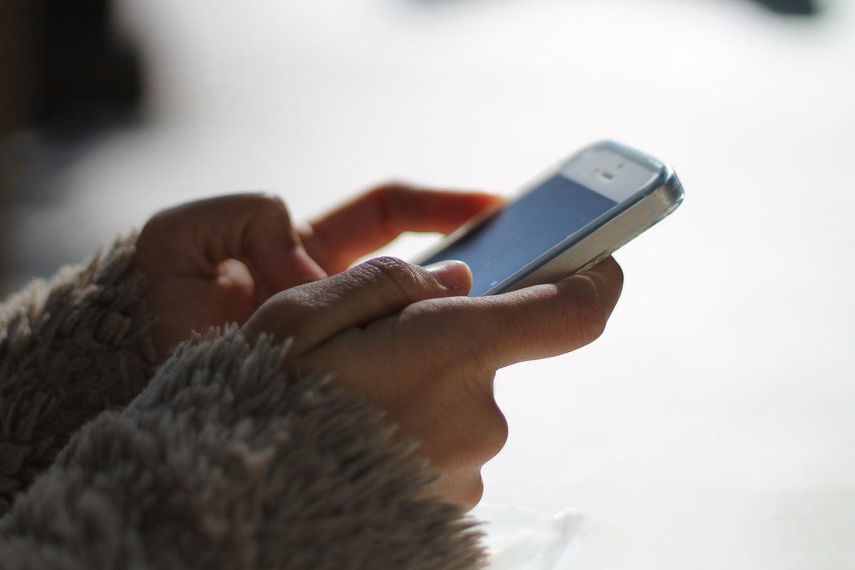 pessoa usando o celular: whatsapp business pessoa com casado felpudo, usando o celular