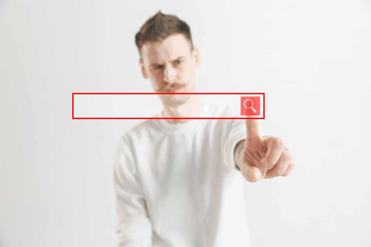 barra de pesquisa: YMYL homem com o dedo indicador apontado para uma ilustração de barra de pesquisa no centro da imagem