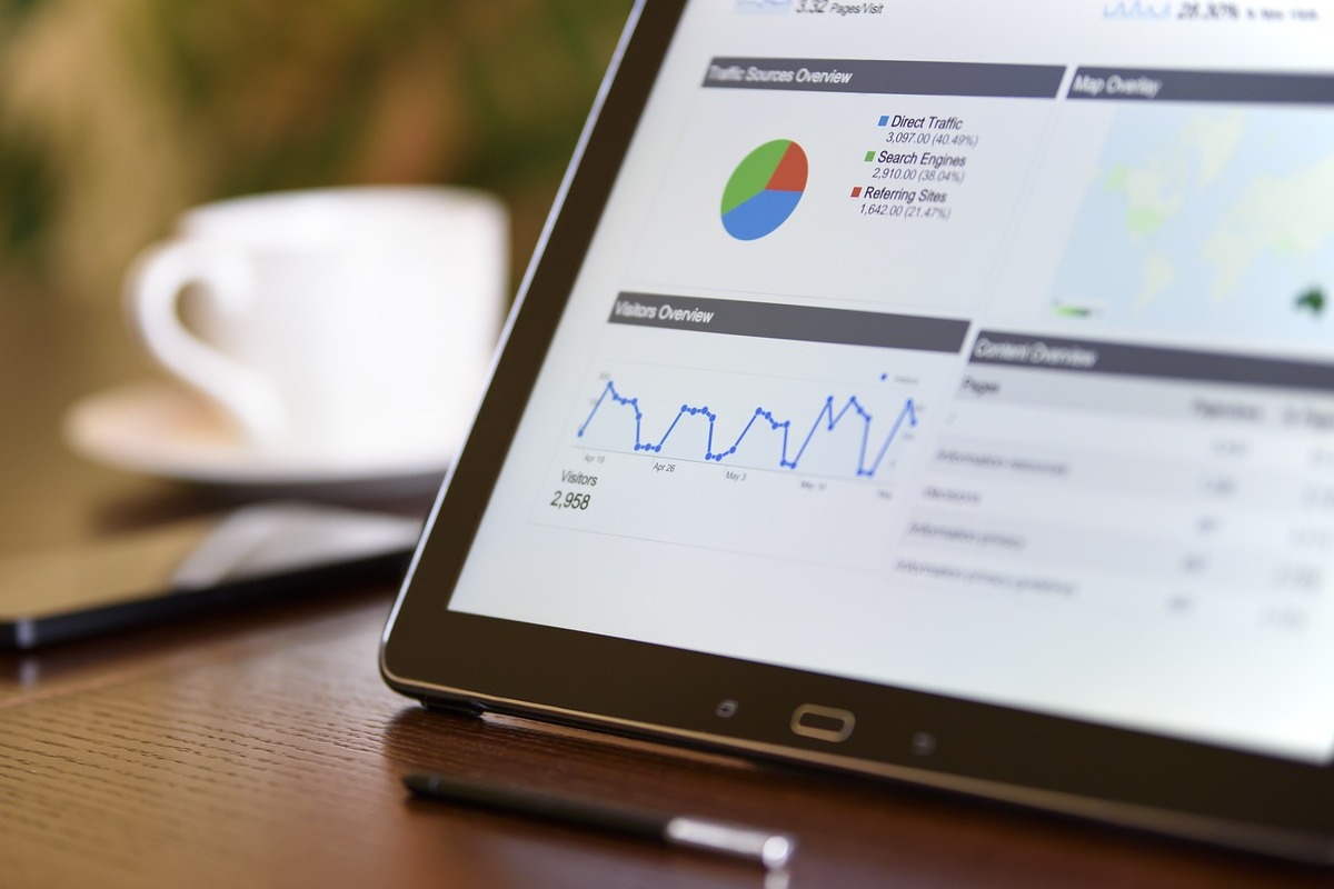 tablet mostrando vários gráficos: BERT tela de tablet mostrando vários gráficos