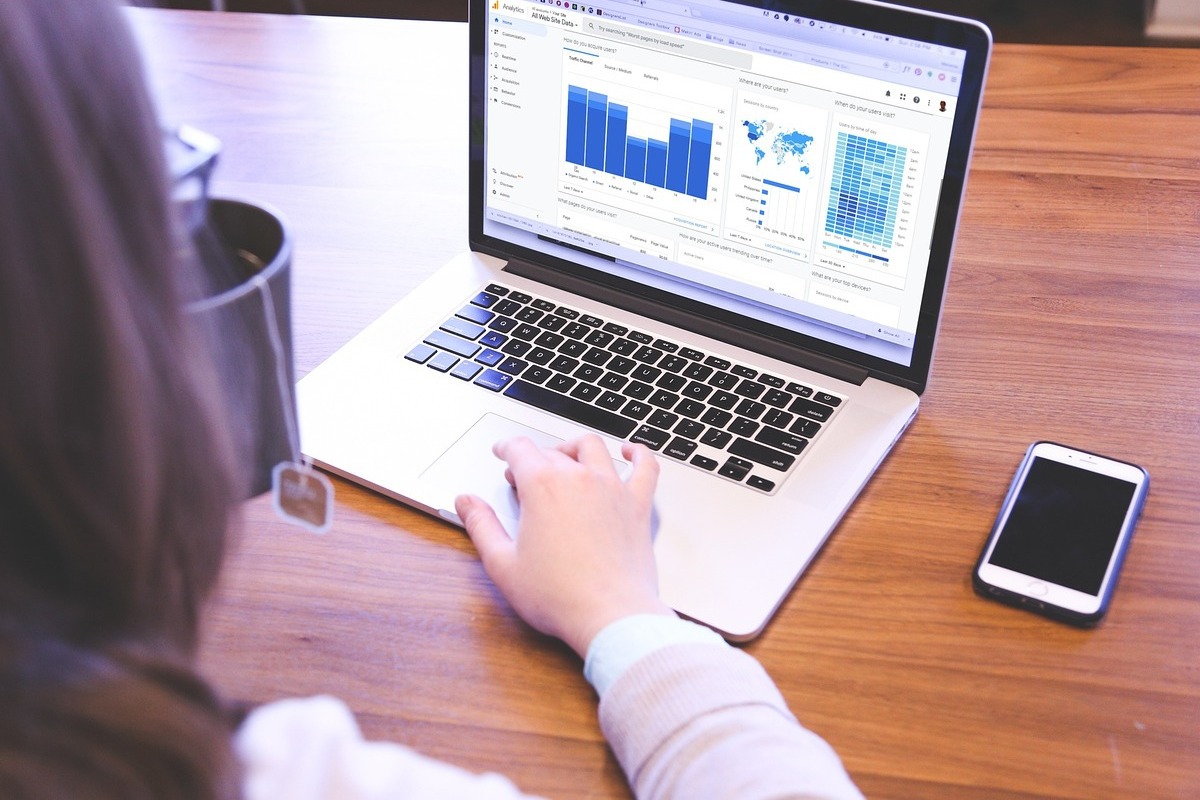 pessoa usando laptop: BERT pessoa usando o laptop, enquanto avalia diversos gráficos