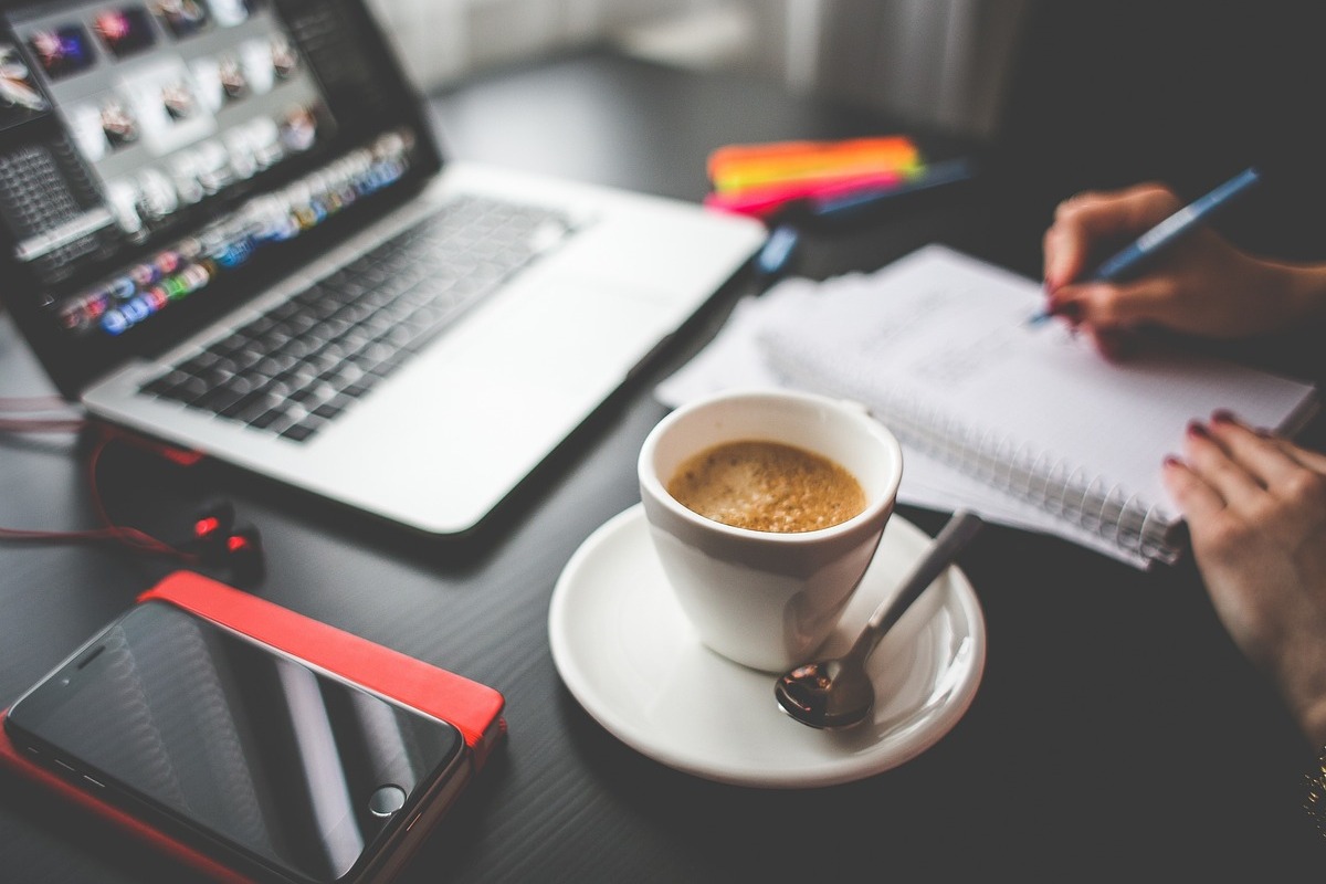 pessoa trabalhando: conteúdo interativo pessoa trabalhando no laptop, enquanto ao seu lado, havia uma xícara de café