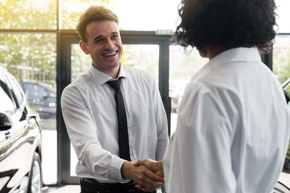 pessoas se cumprimentando: convencer alguém pessoas se cumprimentando com aperto de mãos