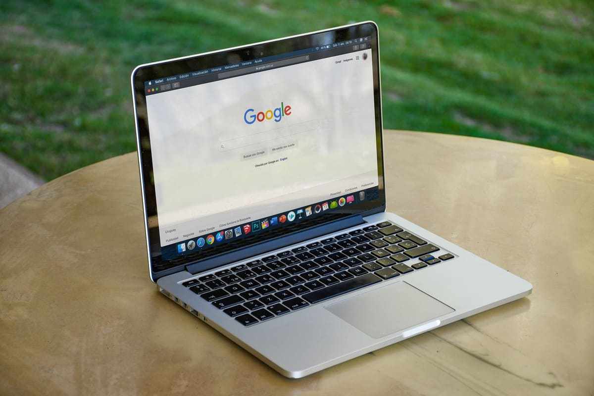 tela do google: estrutura de urls notebook com página do Google aberta