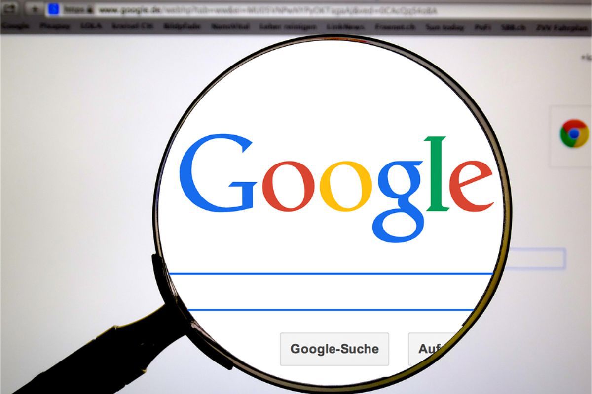 página do google: fatores de rankeamento google página inicial do google. A imagem mostra uma lupa em cima do nome google