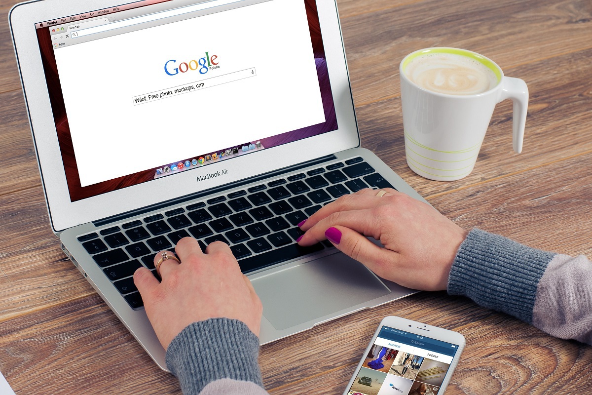 pessoa pesquisando no google: faotres de rankeamento google pessoa pesquisando no google em seu laptop