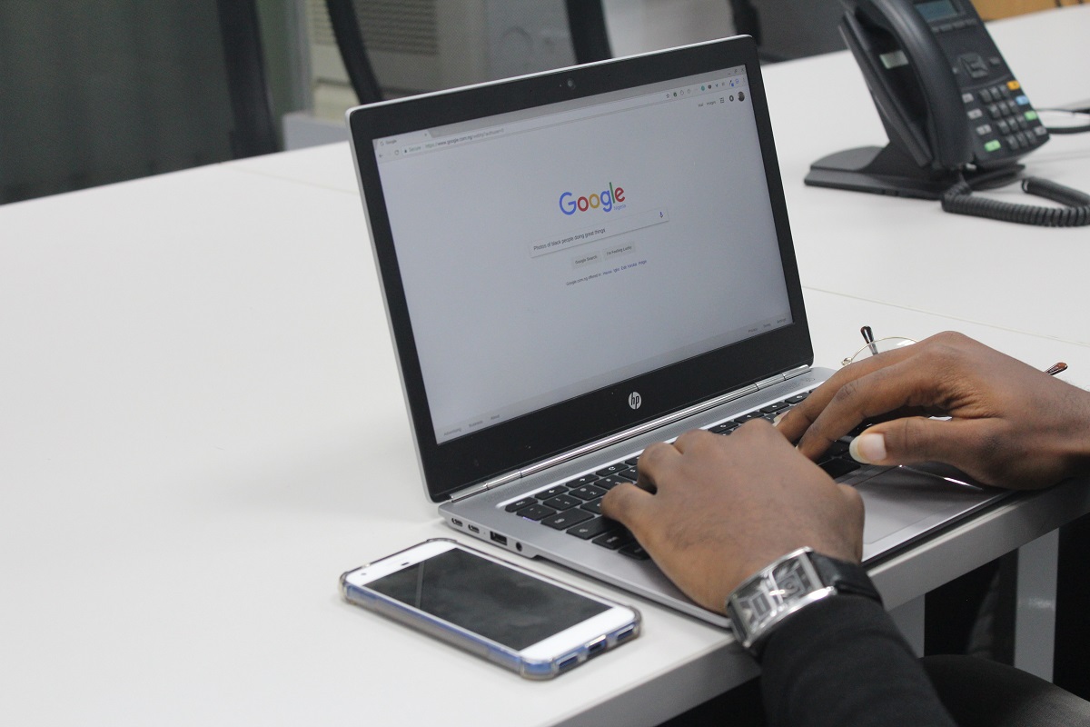 homem trabalhando em um notebook: fatores de rankeamento google homem sentado, trabalhando em notebook