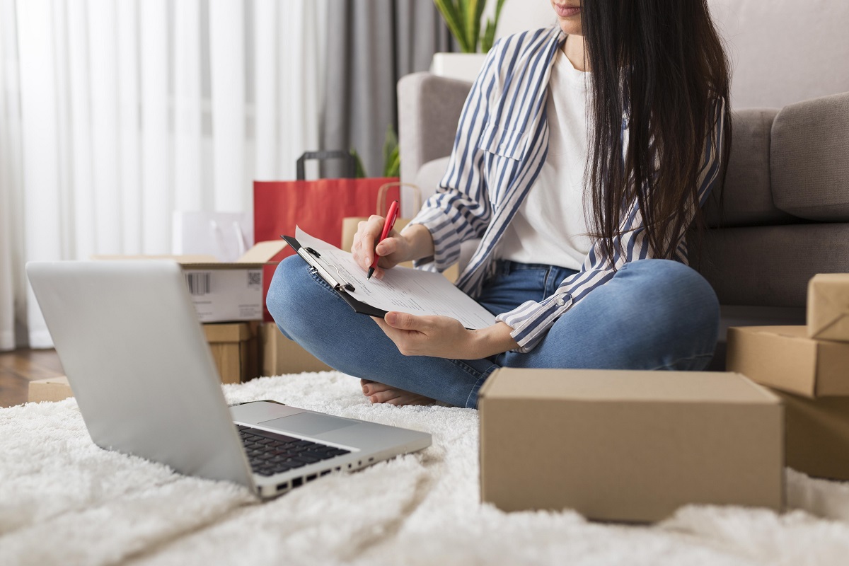 mulher trabalhando: fechamento de vendas mulher sentada no chão, trabalhando