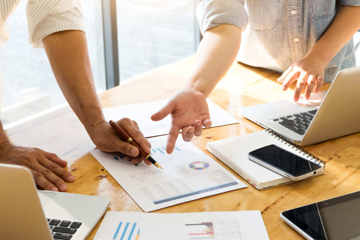 pessoas analisando relatórios: follow-up pessoas analisando relatórios