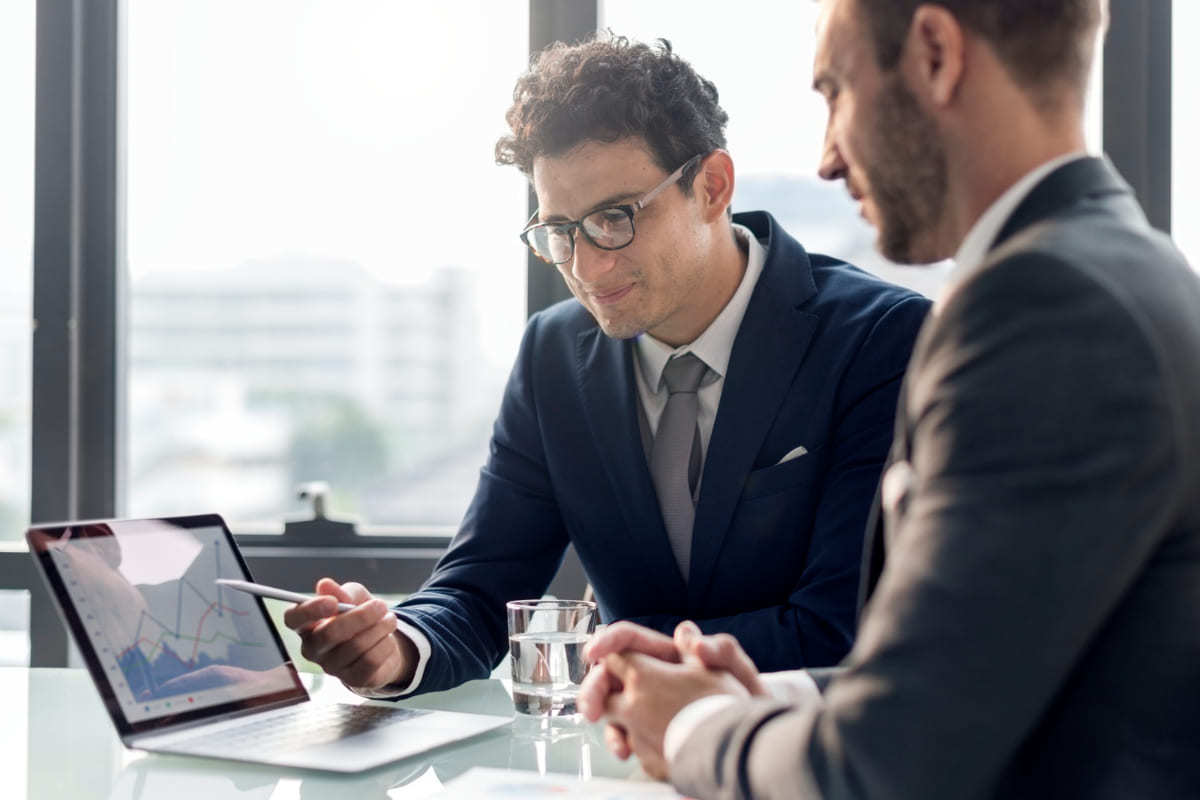 homens trabalhando: follow-up dois homens se terno, trabalhando em uma mesa de reunião