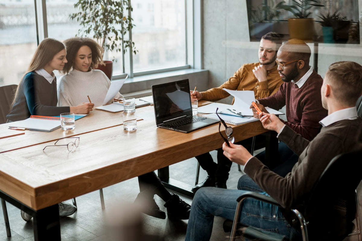 pessoas em reunião: follow-up pessoas trabalhando em uma sala de reunião