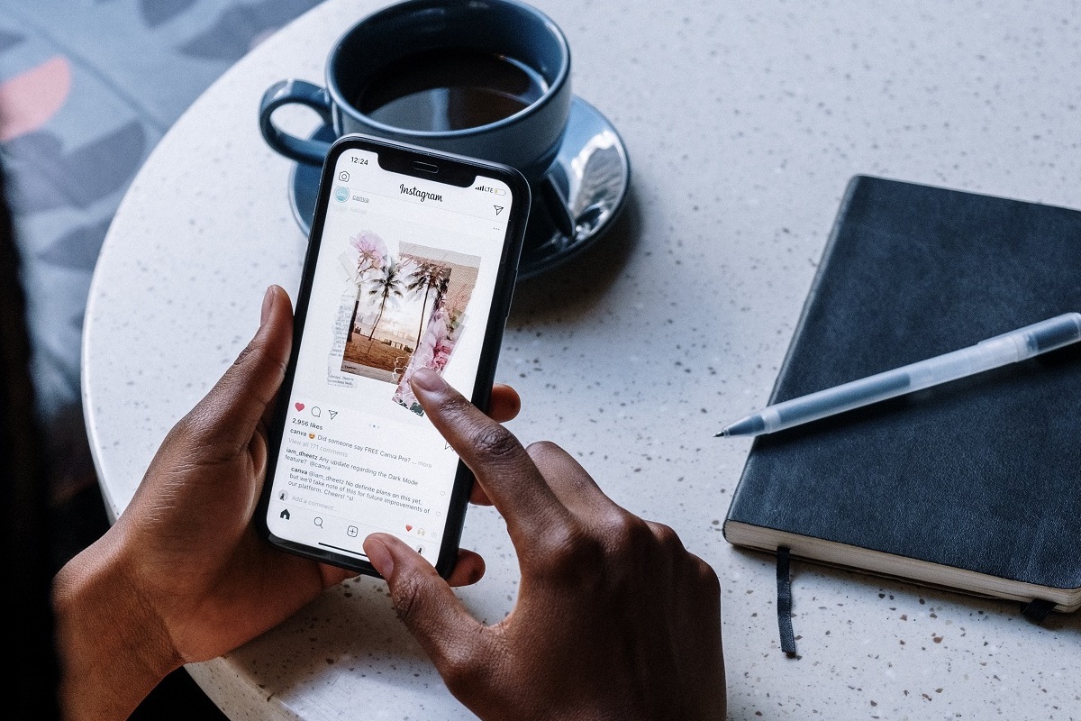pessoa acessando o instagram: gerar leads com instagram pessoa sentada, acessando o instagram pelo celular