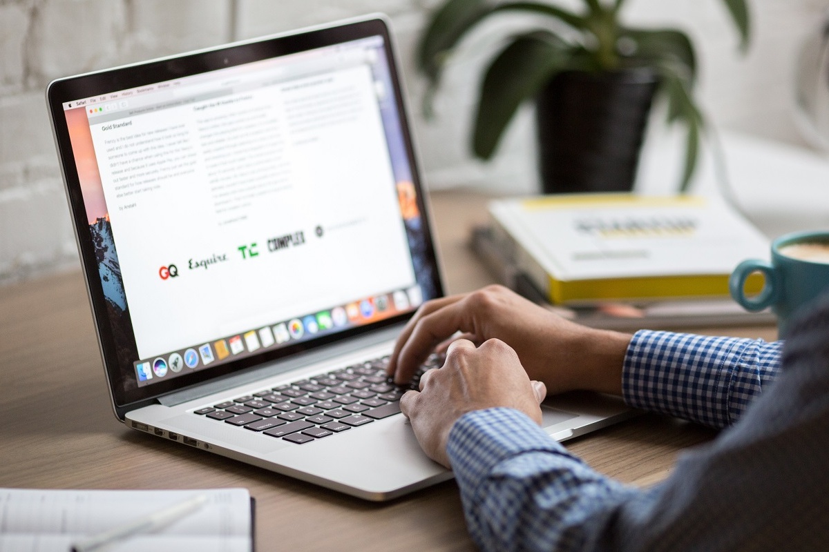 homem trabalhando em seu laptop: história da internet homem trabalhando em seu laptop