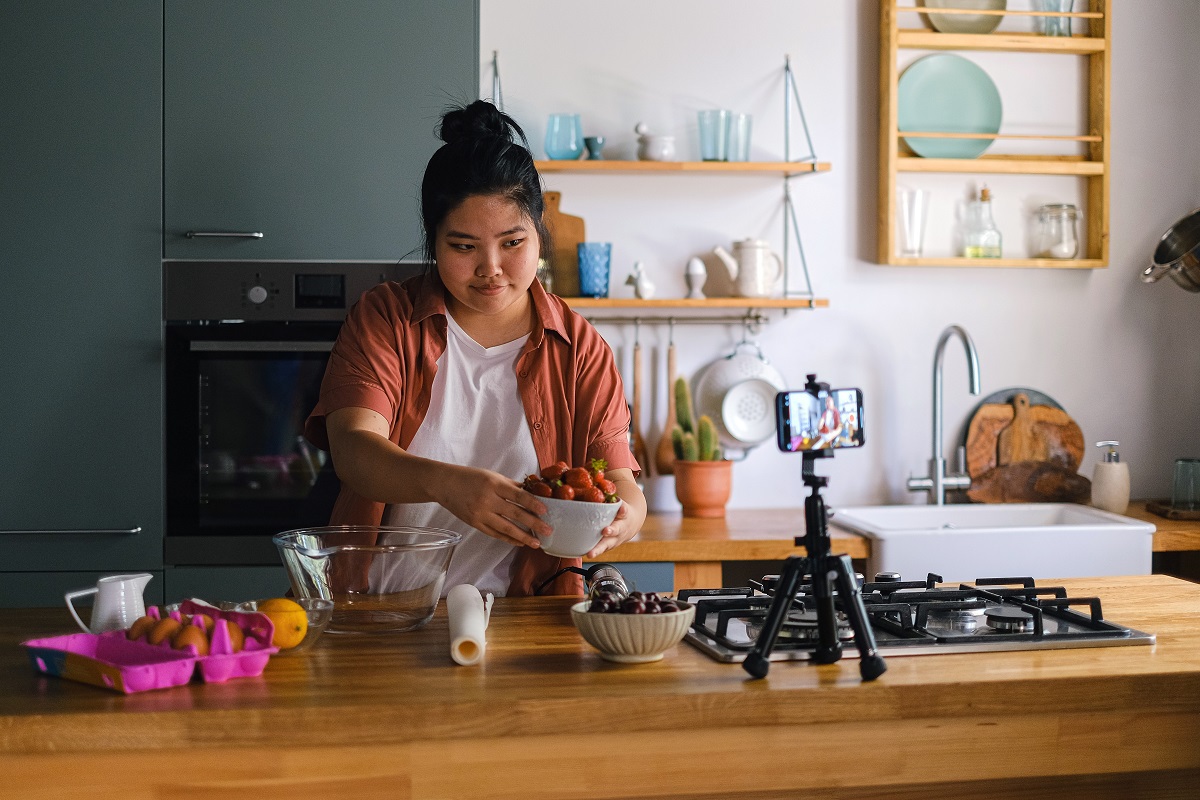 mulher gravando vídeo: influenciadores digitais mulher gravando conteúdo culinário