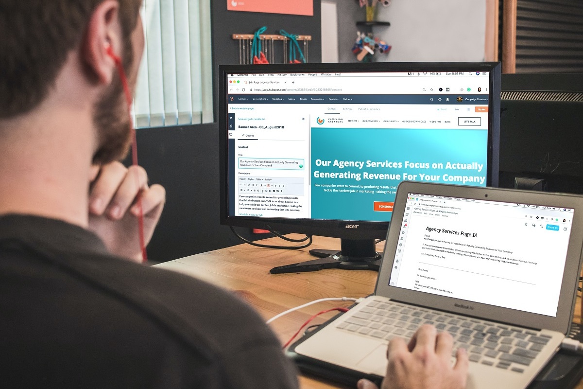 homem trabalhando no notebook: link juice homem trabalhando em um monitor e um laptop ao mesmo tempo