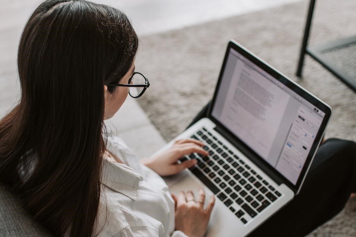 mulher usando o laptop: links internos mulher sentada, trabalhando com seu laptop no colo