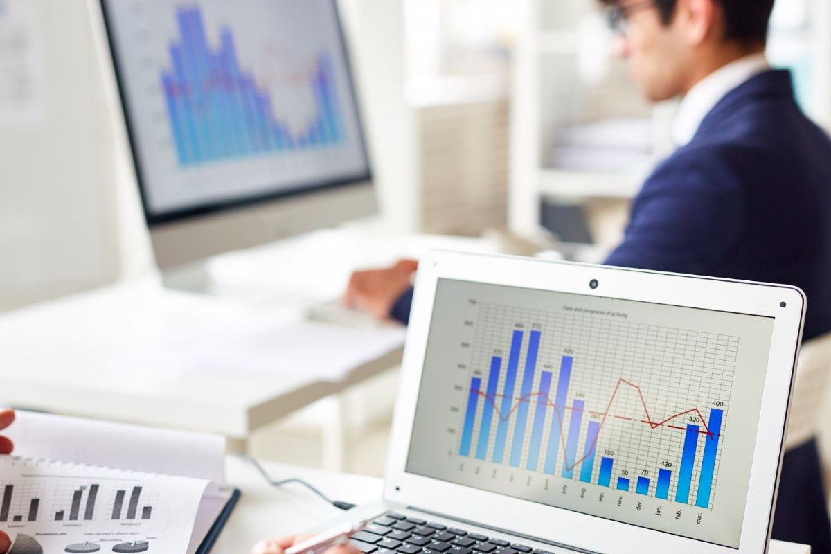 pessoas analisando gráficos: meta de vendas pessoas trabalhando, analisando gráficos