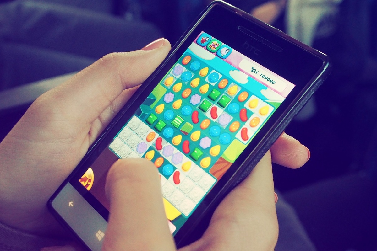 jogo de celular: mídia interativa pessoa jogando em seu celular