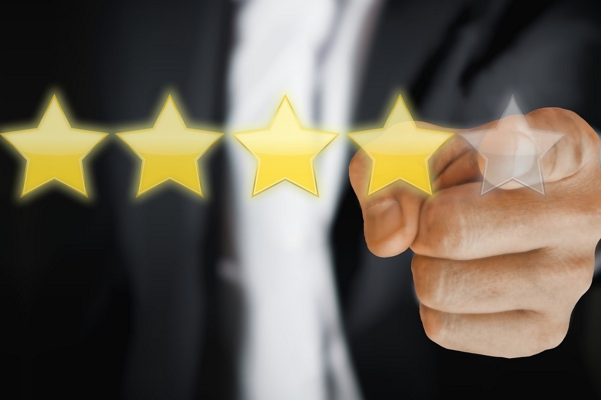 homem apontando para estrelas: mídia paga homem apontando o dedo, para a ilustração de 5 estrelas que há no centro da imagem