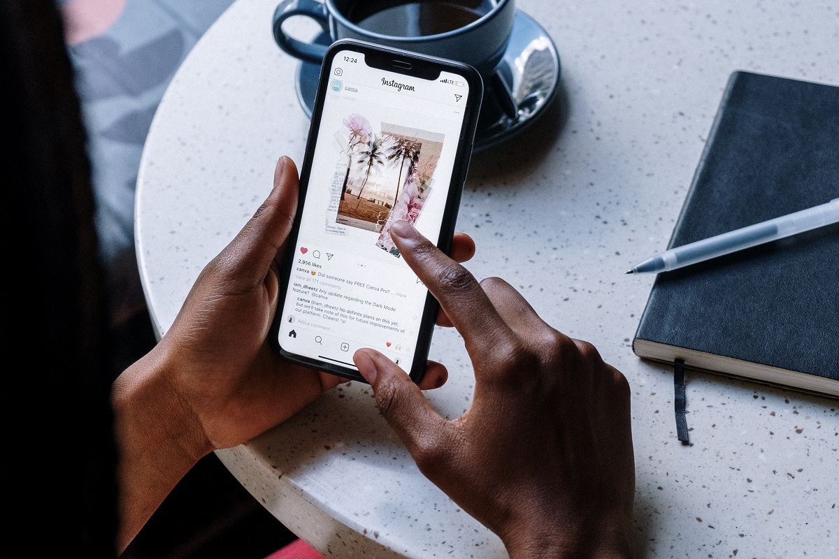 pessoa usando o celular: mídia paga pessoa sentada, usando o celular