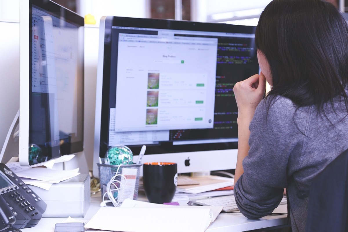 mulher trabalhando: mlabs mulher sentada, trabalhando em seu desktop