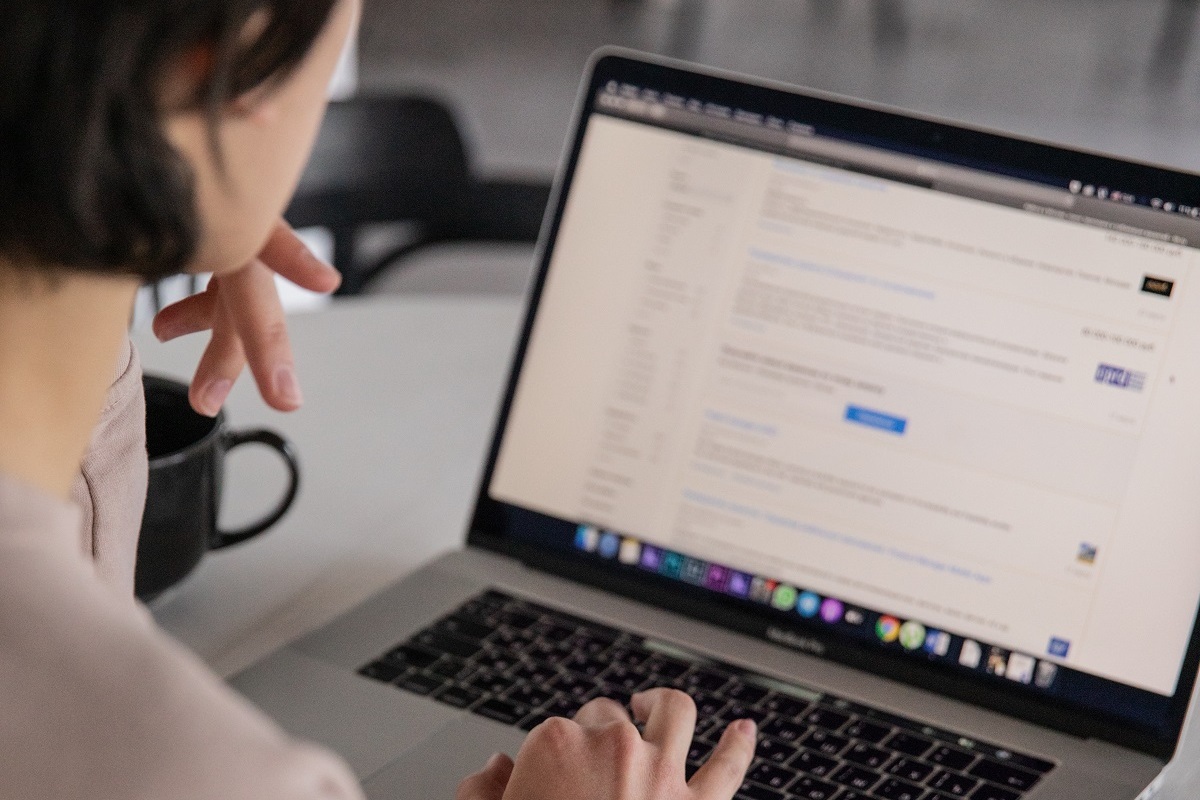 mulher trabalhando: otimização para mecanismos de busca mulher sentada, trabalhando no laptop