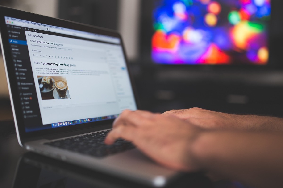 pessoa usando o wordpress: palavra-chave pessoa sentada, publicando alguma texto no wordpress