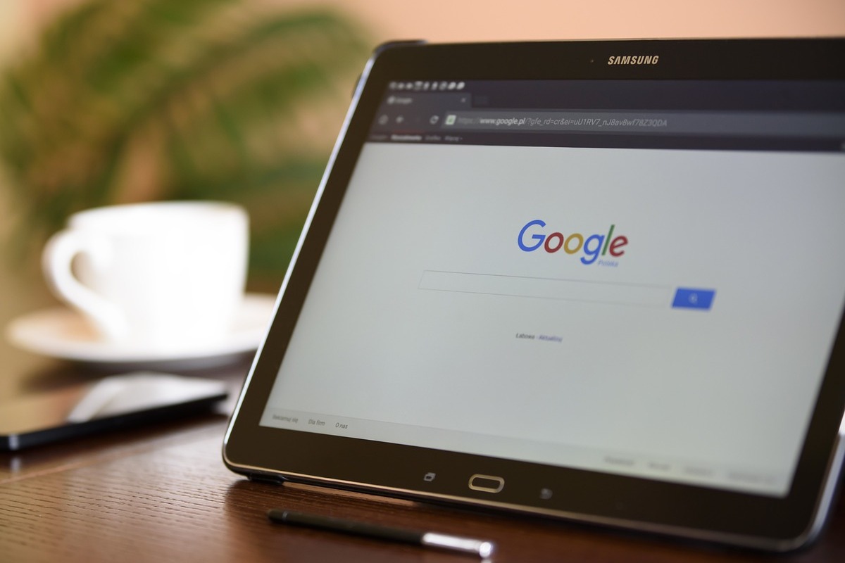 tablet mostrando página incial do google: palavras-chave imagem de um tablet mostrando a página inicial do google