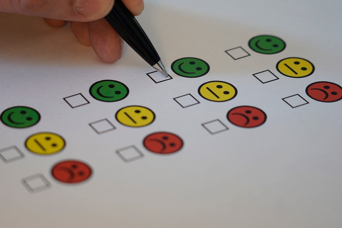 carinhas verde, amarela e vermelha: penalizações do google imagem de 3 carinhas, uma feliz de cor verde, uma apática de cor amarela e uma triste de cor vermelha