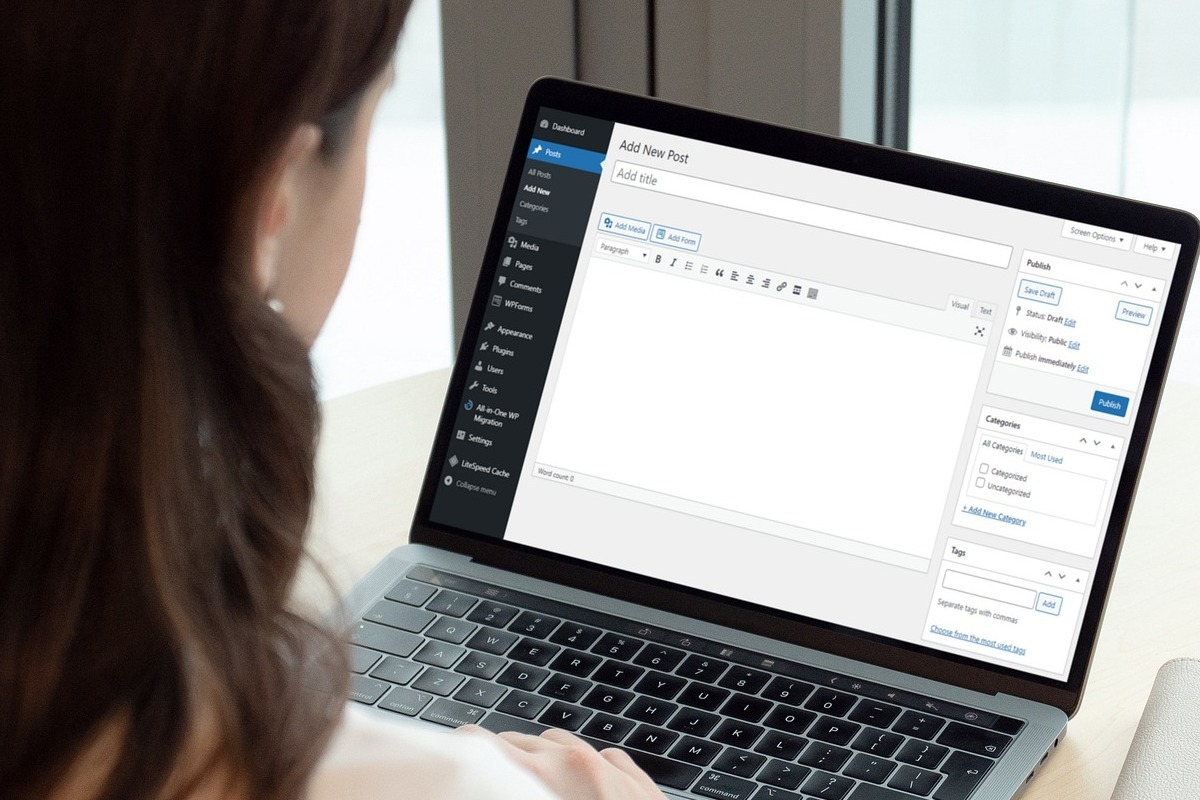wordpress: personas mulher sentada publicando um post no wordpress pelo computador