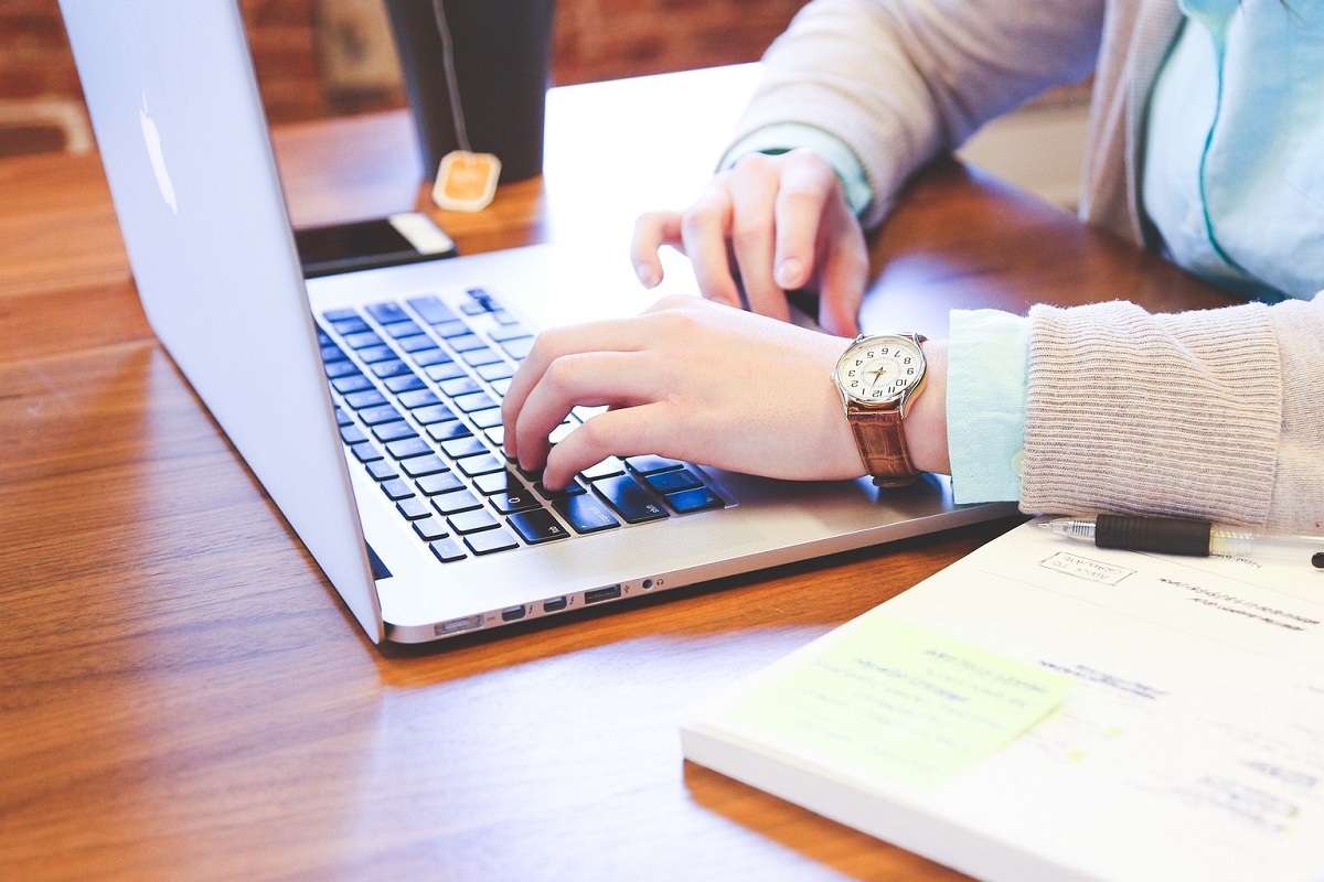 pessoa usando laptop: seo off page pessoa trabalhando no laptop