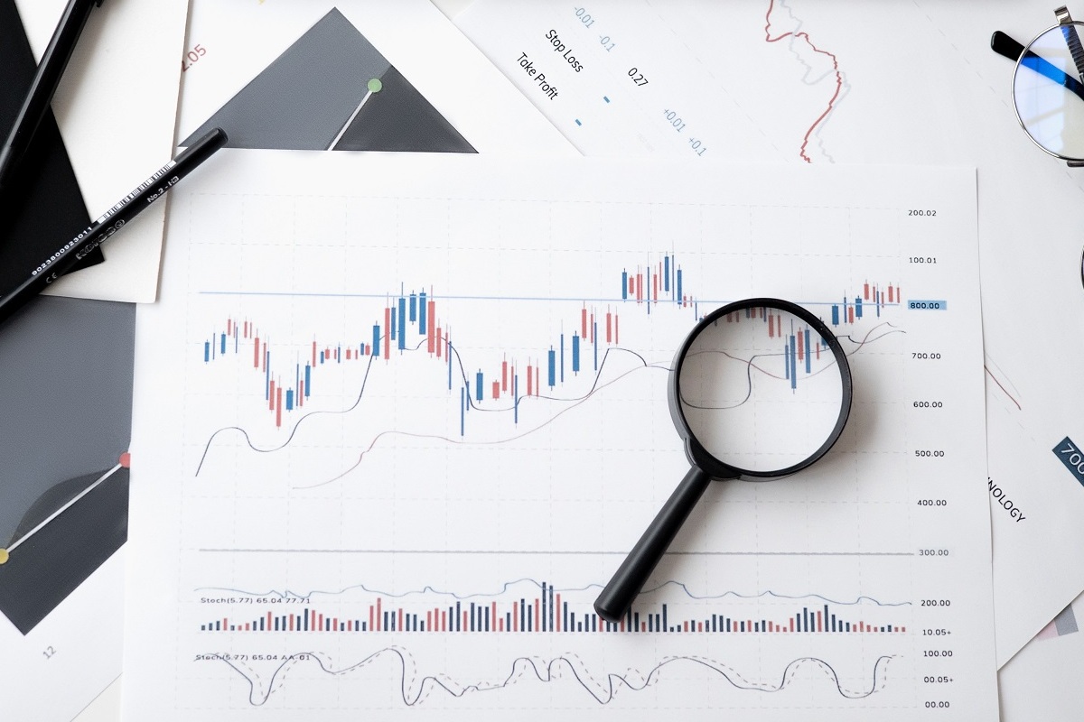 relatórios: seo off page folha com vários gráficos e uma lupa em cima dela