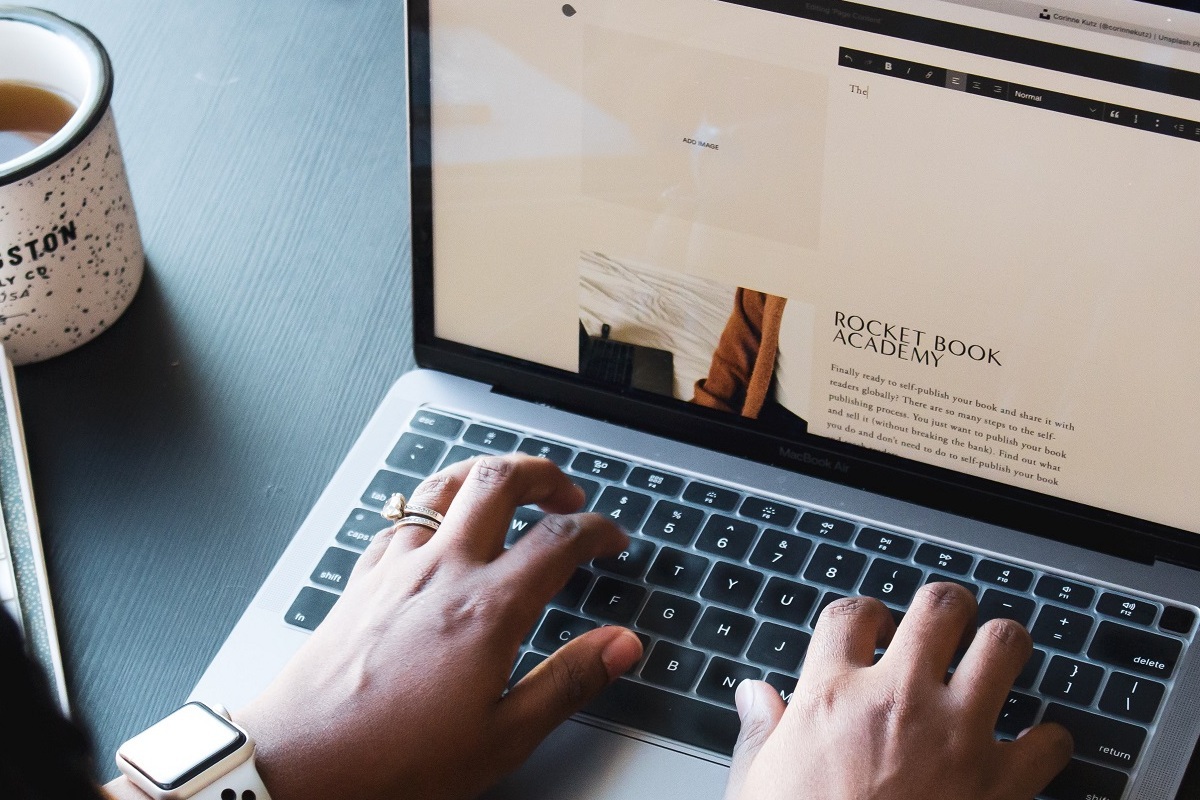 pessoa usando laptop: seo para iniciantes pessoa usando laptop