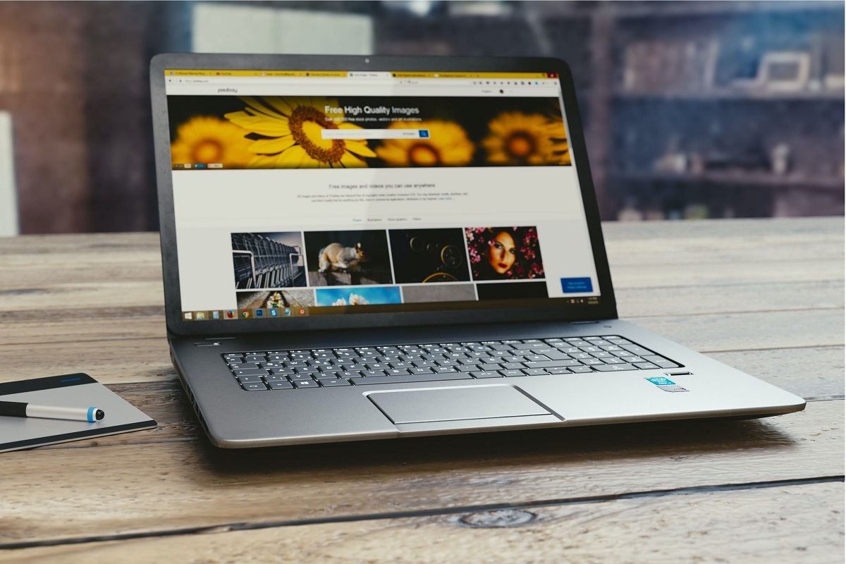 notebook em cima da mesa: seo para iniciantes notebook em cima da mesa