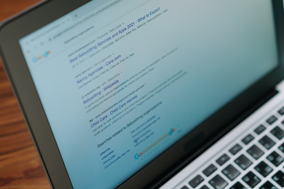 página de pesquisa do google: seo para iniciantes notebook mostrando uma página de pesquisa do goole