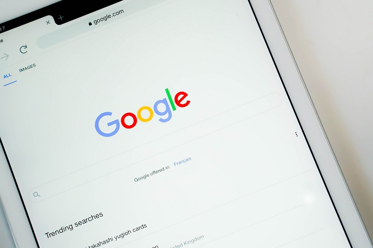 tablet com página inicial do google aberta: serp tablet com página inicial do google aberta