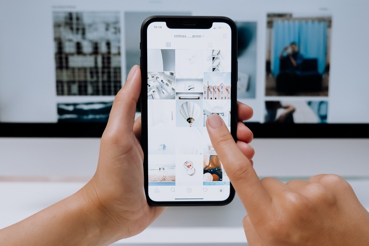pessoa escolhendo foto: social media pessoa usando o celular, escolhendo uma foto