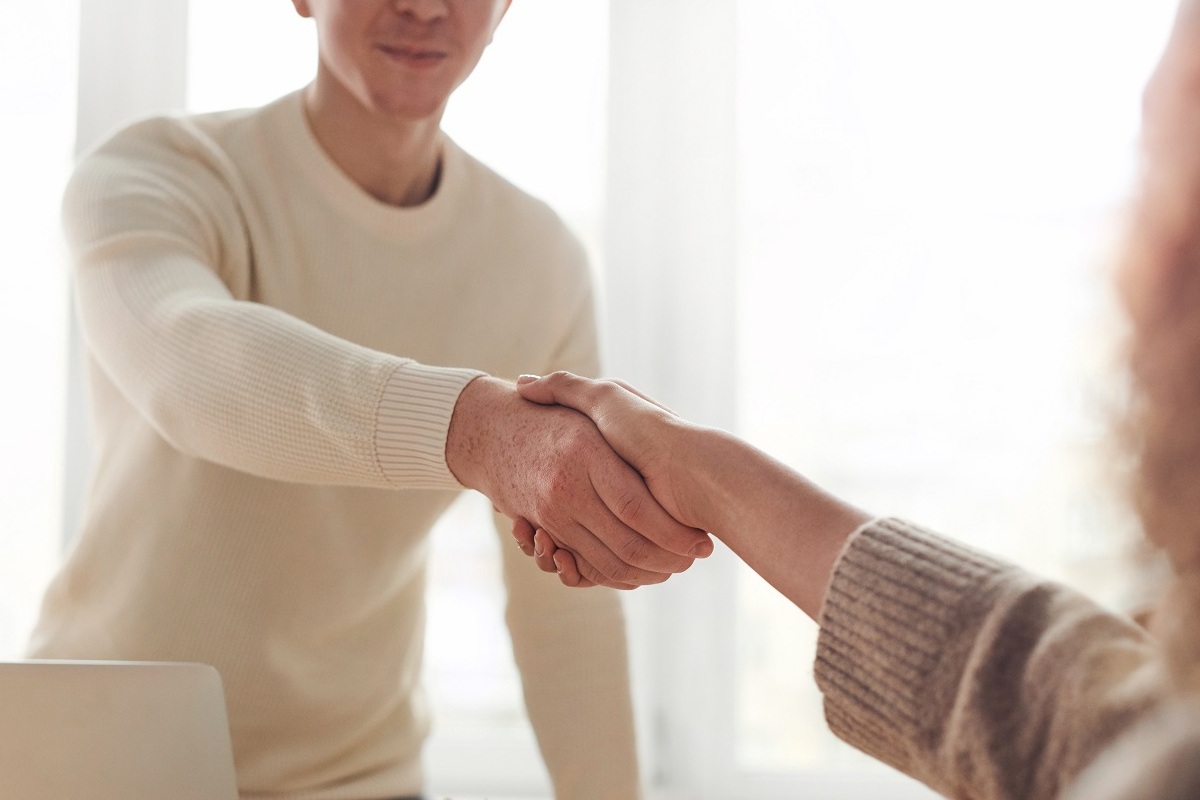 pessoas de mãos dadas: social selling duas pessoas de mão dadas, como se estivessem firmando um acordo