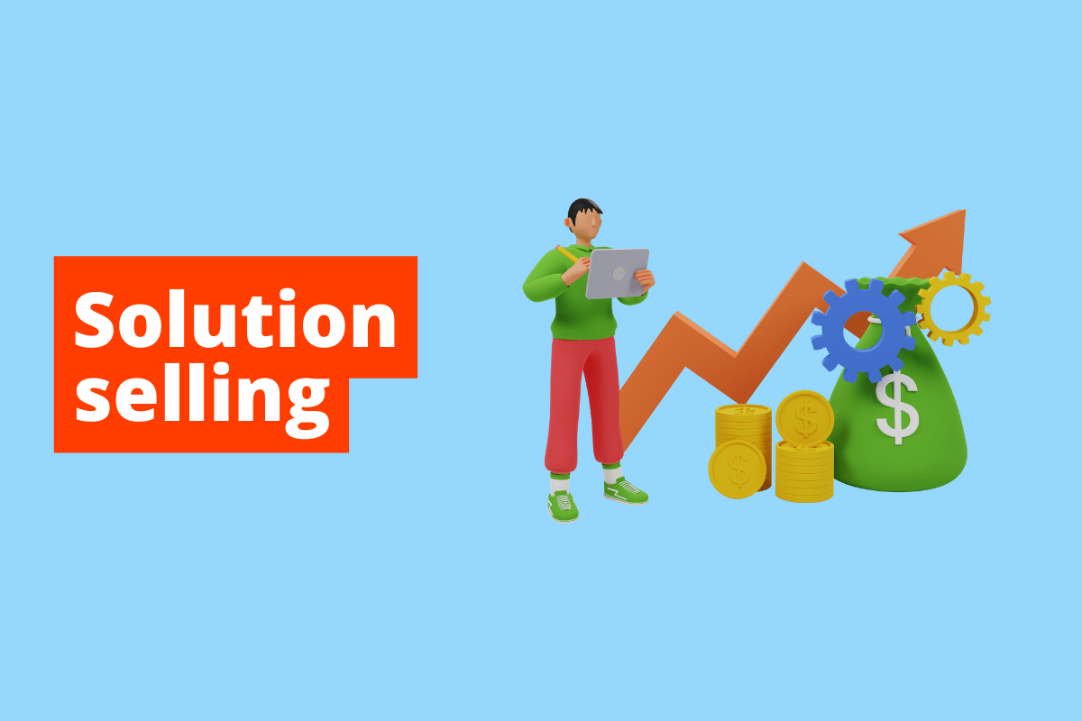 pessoa segurando um tablet e, ao seu lado, um saco de dinheiro, moedas, engrenagens e uma seta. O fundo da imagem é azul e tem-se escrito solution selling