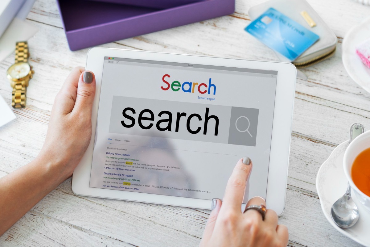 pessoa usando o tablet: screaming frog pessoa usando o tablet, enquanto pesquisa algo