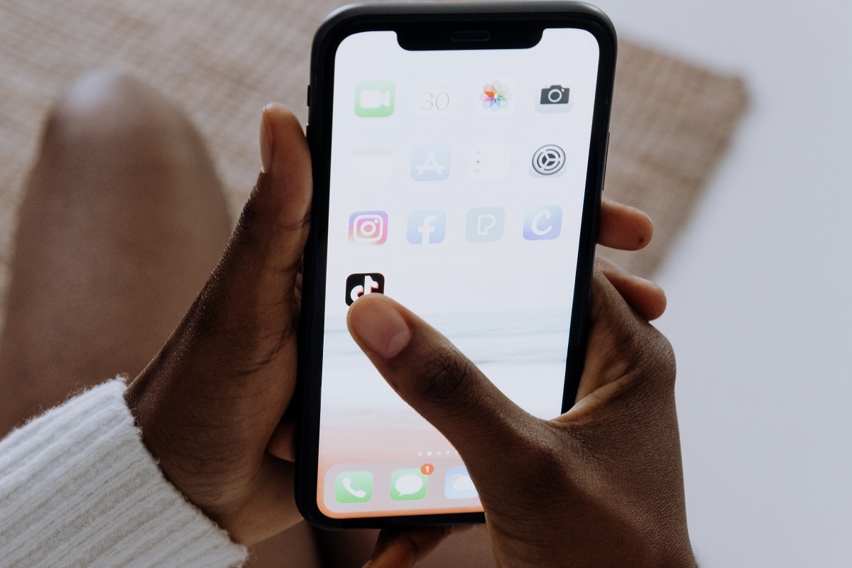 app do TikTok: TikTok Ads pessoa abrindo o app do TikTok no celular