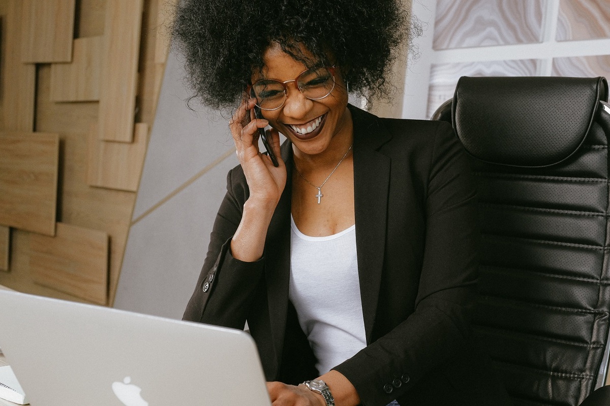 mulher trabalhando: vendas complexas mulher sentada, trabalhando e falando no celular ao mesmo tempo