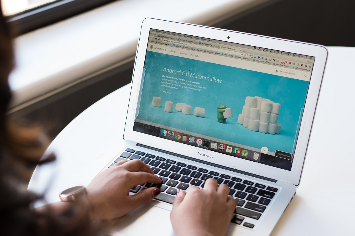 homem trabalhando: white hat homem sentado, trabalhando em seu laptop